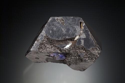 Alabandita con Grafito y Zoisita (variedad tanzanita)<br />Merelani, Montes Lelatema, Distrito Simanjiro, Región Manyara, Tanzania<br />7.5 x 4.5 x 5 cm / Cristal principal: 7.2 cm<br /> (Autor: Museo MIM)