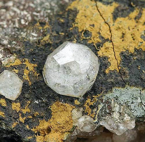 Analcima<br />Samsun, Provincia Samsun, Región del Mar Negro, Turquía<br />Cristal de 5 mm.<br /> (Autor: Antonio P. López)