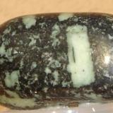 Metadiabasa blastoporfirítico pulido (4 cm). Mina Santa, Formiga, MG, Brasil. (Autor: Anisio Claudio)