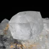 Este cristal tetraquishexaédrico implantado sobre una primera generación de cristales cúbicos procede de la mina Emilio y tiene 2,5 cm de arista.
Fotografía: Jeff Scovil (Autor: JRG)