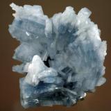 Hermoso grupo de cristales de barita azul en la zona central y blanca en la mas externa, biterminado de dimensiones 8 x 6 cm.
Foto: J.R. García (Autor: JRG)