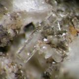 Un cristal de baritina de Viernoles, observado a aumento alto (40x) con un CMO. Observense las comas y el astigmatismo de la imagen. (Autor: Cesar M. Salvan)