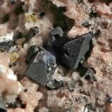 Octaedros de Ilmenita (¿?) Cristales de 1 mm. (Autor: soldevilla)