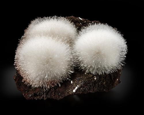 Escolecita [Scolecite]<br />Pozo en Rankhamb, Sangamner, Distrito Ahmadnagar, Maharashtra, India<br />26 x 20 x 15 cm / cristal principal: 7  cm<br /> (Autor: Museo MIM)