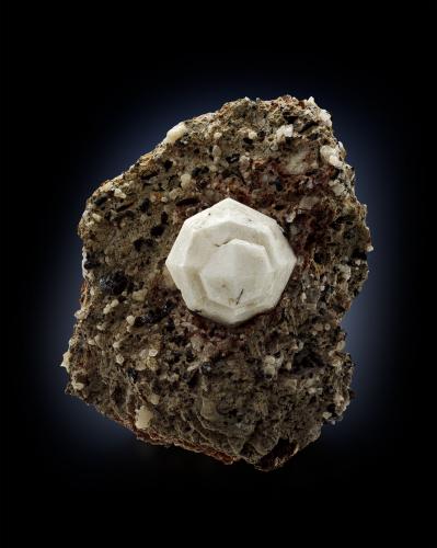 Leucite<br />Salita in discesa, Ariccia, Ciudad metropolitana de Roma Capital, Lacio/Lazio, Italia<br />7 x 5.5 x 5 cm / main crystal: 2.0 cm<br /> (Author: MIM Museum)