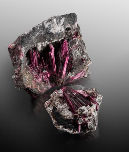 Eritrita [Erythrite]<br />Cantera Agoudal Centre, Tansifite, Agdz, distrito minero Bou Azzer, Provincia Zagora, Región Drâa-Tafilalet, Marruecos<br />8.5 x 5 x 7 cm / cristal principal: 4 cm<br /> (Autor: Museo MIM)