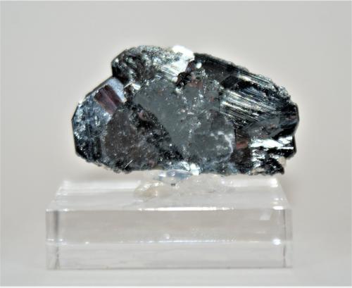 Hematite and Rutile<br />Cavradi, Valle Curnera, Tujetsch (Tavetsch), Valle Vorderrhein, Grisones (Grischun; Graubünden), Suiza<br />40mm x 25mm x 5mm<br /> (Author: Philippe Durand)