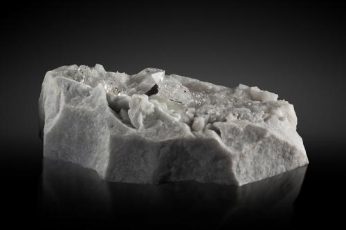 Quartz<br />Cantera La Facciata, Carrara, Alpes Apuanos, Provincia Massa-Carrara, Toscana, Italia<br />20 x 11.5 x 6 cm / main crystal: 3.7 cm<br /> (Author: MIM Museum)