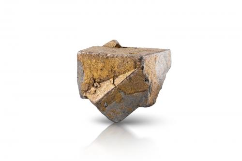 Isoferroplatino [Isoferroplatinum]<br />Konder, Aldan shield, Distrito Ayan-Maya, Khabarovsk Krai, Rusia<br />1.5 x 1.5 x 1 cm / cristal principal: 1.1 cm<br /> (Autor: Museo MIM)