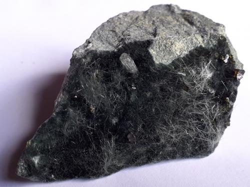 Apatite, Actinolite (variety byssolite), Epidote<br />Knappenwand, Zona Knappenwand, Valle Untersulzbach, Hohe Tauern, Salzburgo/Salzburg, Austria<br />6,5 x 3 cm<br /> (Author: Volkmar Stingl)