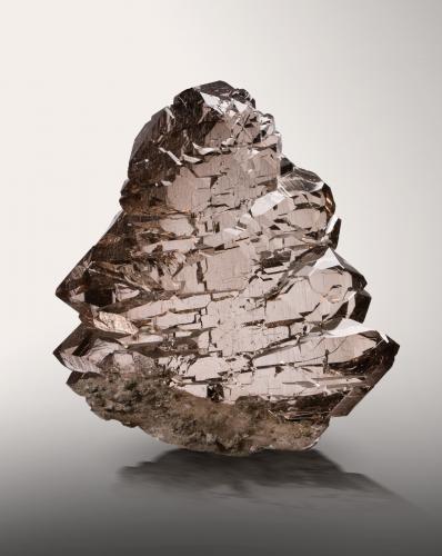 Cuarzo [Quartz] (variedad ahumado y gwindel)<br />Scheuchzerhorn, Zona Grimsel, Valle Hasli, Berna, Suiza<br />11 x 5.5 x 14.5 cm / cristal principal: 14.2 cm<br /> (Autor: Museo MIM)