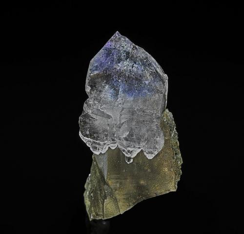 Quartz, Quartz (variety smoky quartz)<br />Mina Rist, Hiddenite, Condado Alexander, North Carolina, USA<br />3.2 x 2.2 cm<br /> (Author: am mizunaka)