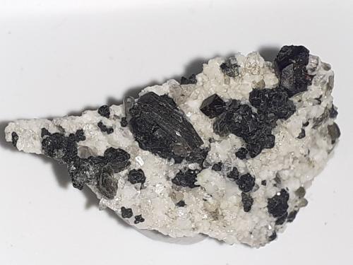 Cafarsite, Quartz, Muscovite,  Clinochlore (variety ripidolite)<br />Glaciar Wanni, Scherbadung (Monte Cervandone), Valle Kriegalp, Valle Binn (Binntal), Wallis (Valais), Suiza<br />2,5 x 1,5 cm<br /> (Author: Volkmar Stingl)