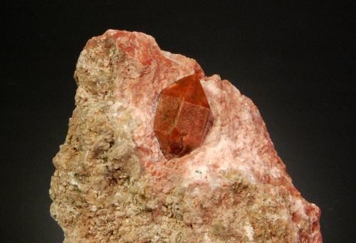 Quartz<br />Afloramiento del Keuper, Montroy, Comarca Ribera Alta, Valencia / València, Comunidad Valenciana / Comunitat Valenciana, España<br />7.0 x 6.0 x 4.1 cm<br /> (Author: Michael Shaw)