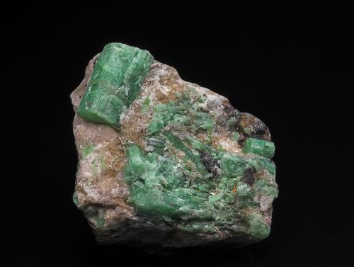 Beryl (variety emerald)<br />Depósito Lung Muoi, Distrito Nguyên Bình, Provincia Cao Bang, Vietnam<br />5.7 x 4.8 cm<br /> (Author: am mizunaka)