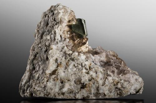 Bertrandite with Chlorite inclusions and Quartz (variety smoky)<br />Zona del túnel de base Furka, Realp, Urseren, Uri, Suiza<br />8 x 3 x 6 cm / main crystal: 1.7 cm<br /> (Author: MIM Museum)