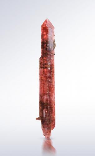 Väyrynenite<br />Shengus (Shingus), Distrito Roundu, Gilgit-Baltistan (Áreas del Norte), Paquistán<br />2 x 1.5 x 14 cm / main crystal: 13.6 cm<br /> (Author: MIM Museum)