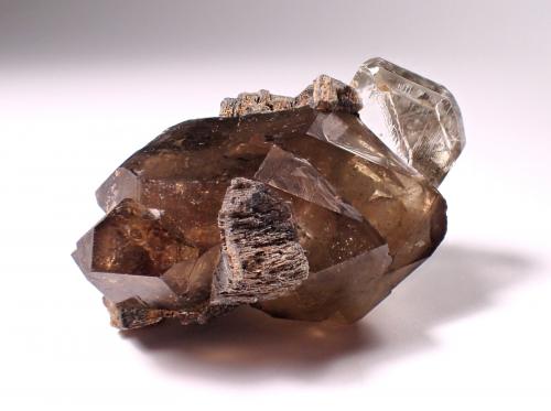 Topaz, Quartz (variety smoky quartz)<br />Kleine Spitzkoppe, Zona Spitzkopje, Distrito Karibib, Región Erongo, Namibia<br />42 mm x 39 mm x 29 mm<br /> (Author: Don Lum)