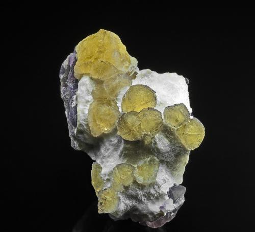 Fluorite<br />Campo minero Wuyi, Wuyi, Prefectura Jinhua, Provincia Zhejiang, China<br />6.8 x 4.8 cm<br /> (Author: am mizunaka)