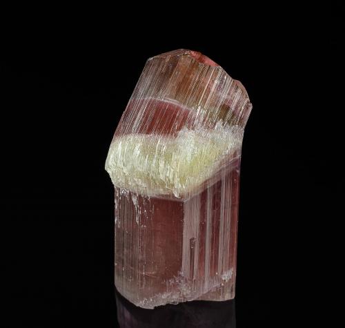 Elbaite<br />Mina Himalaya, Gem Hill, Distrito Mesa Grande, San Diego County, California, USA<br />4.4 x 2.5 cm<br /> (Author: am mizunaka)