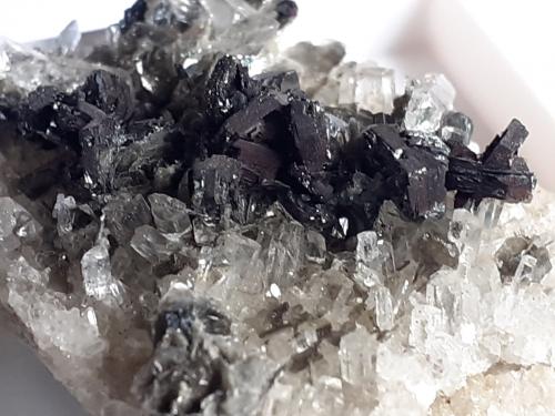 Hematite, Quartz<br />Zona Mörchner, Zemmgrund, Valle Ziller (Zillertal), Tirol Norte, Tirol, Austria<br />3,5 x 2,5 cm<br /> (Author: Volkmar Stingl)