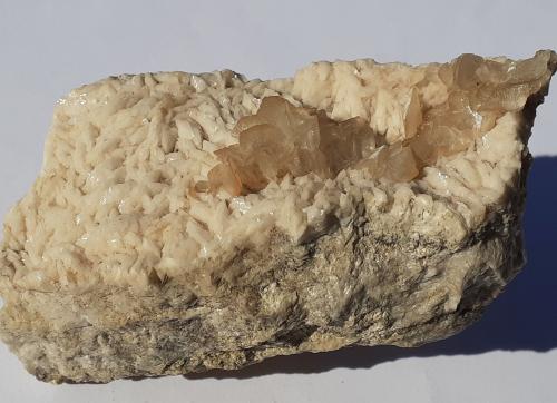 Calcite in Dolomite<br />Cantera Schäfer, Hambach - Gückingen area, Hahnstätten, Rhein-Lahn-Kreis, Renania-Palatinado/Rheinland-Pfalz, Alemania<br />8 x 4,5 cm<br /> (Author: Volkmar Stingl)