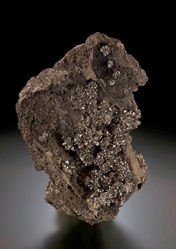 Gratonita<br />Mina Excelsior, Cerro de Pasco, distrito minero Atacocha, Provincia Pasco, Departamento Pasco, Perú<br />13.5 x 10 x 7 cm / cristal principal: 0.6 cm<br /> (Autor: Museo MIM)