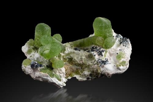 Forsterita (variedad peridoto)<br />Sapat Gali (Suppat), Naran, Valle Kaghan, Distrito Mansehra, Jaiber Pastunjuá, Paquistán<br />9 x 6 x 4.5 cm / cristal principal: 2.8 cm<br /> (Autor: Museo MIM)