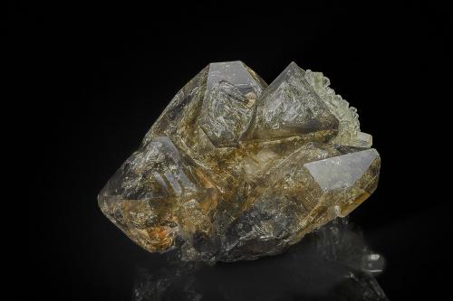 Quartz (variety smoky quartz), Calcite<br />Lowville, Condado Lewis, New York, USA<br />7.6 x 5.7 cm<br /> (Author: am mizunaka)