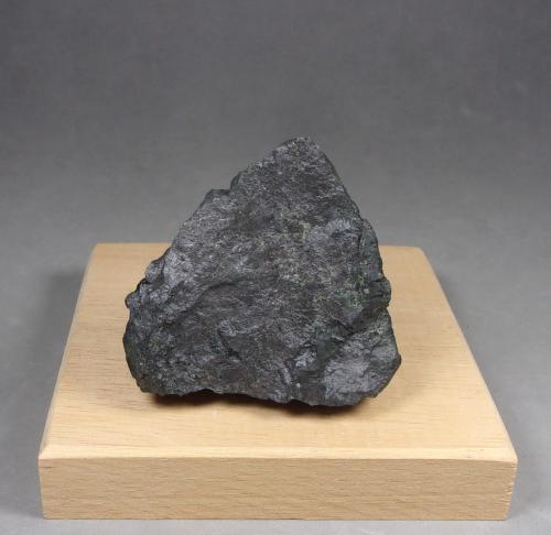 Patrónita<br />Mina Ragra (Minasragra), Distrito Huayllay, Provincia Pasco, Departamento Pasco, Perú<br />5,5 x 5 x 2,7 cm.  49,97 g.<br /> (Autor: J. G. Alcolea)