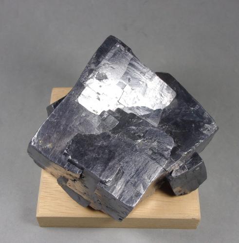 Galena<br />Mina Sweetwater, Ellington, Distrito Viburnum Trend, Condado Reynolds, Missouri, USA<br />8,9 x 7,6 x 5 cm. 1.334 g.<br /> (Autor: J. G. Alcolea)