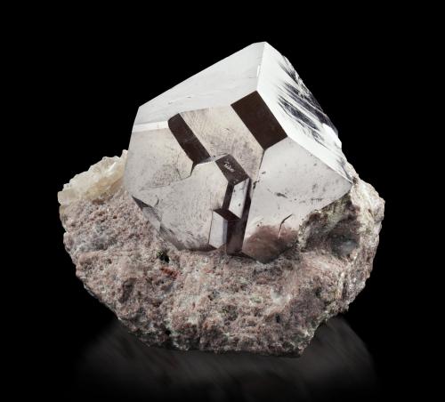 Carrollite<br />Kamoya, Distrito Kambove, Cinturón de cobre de Katanga, Katanga (Shaba), República Democrática del Congo (Zaire)<br />10 x 10 x 8.5 cm / main crystal: 7.3 cm<br /> (Author: MIM Museum)