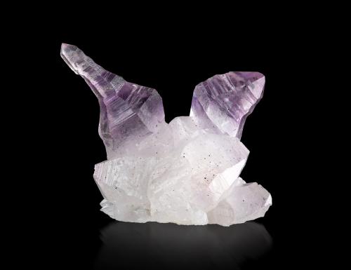 Quartz (variety amethyst)<br />Andilamena, Distrito Andilamena, Provincia Toamasina (Tamatave), Región Alaotra-Mangoro, Madagascar<br />4 x 3.5 x 3.5 cm / main crystal: 3.8 cm<br /> (Author: MIM Museum)