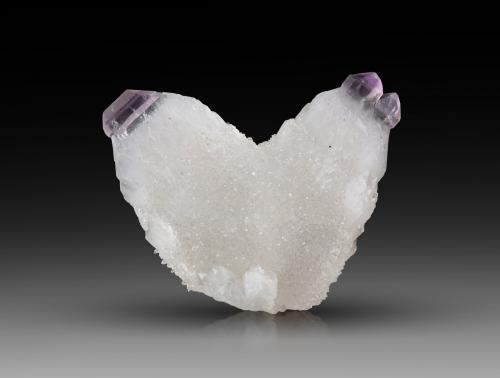 Quartz (variety amethyst)<br />Andilamena, Distrito Andilamena, Provincia Toamasina (Tamatave), Región Alaotra-Mangoro, Madagascar<br />2 x 6 x 5 cm / main crystal: 5.1 cm<br /> (Author: MIM Museum)