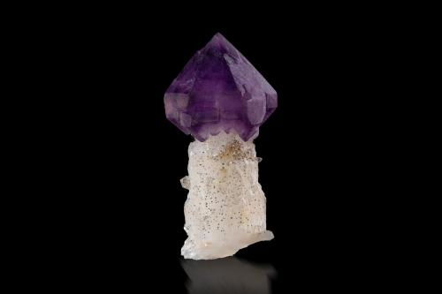 Quartz (variety amethyst)<br />Andilamena, Distrito Andilamena, Provincia Toamasina (Tamatave), Región Alaotra-Mangoro, Madagascar<br />2 x 2 x 5 cm / main crystal: 4.8 cm<br /> (Author: MIM Museum)