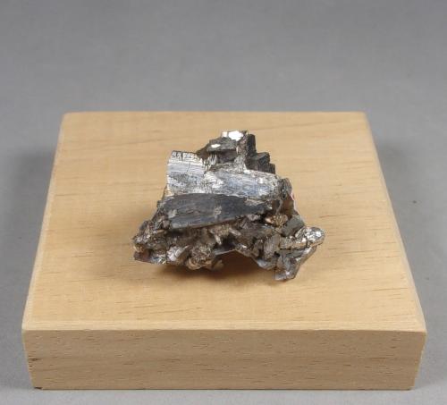 Arsenopirita<br />Concesión La Parrilla, Santa Amalia, Don Benito-Almoharín, Comarca Vegas Altas, Cáceres, Extremadura, España<br />3 x 2,4 x 1,4 cm. 18,56 g.<br /> (Autor: J. G. Alcolea)