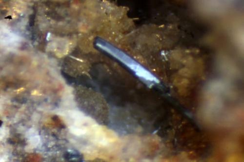 Pseudobrookita<br />Cantera Puy de Ténuzet, Saint-Ours-les-Roches, Riom, Departamento Puy-de-Dôme, Auvergne-Rhône-Alpes, Francia<br />< 1 mm<br /> (Autor: José Luis Zamora)