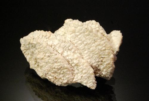 Dolomite ps. after Calcite<br />Cantera Elzing, Elzing, Chemnitz, Sajonia/Sachsen, Alemania<br />4.4 x 3.5 x 2.5 cm<br /> (Author: Michael Shaw)