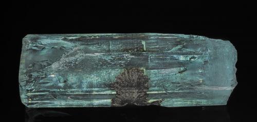 Beryl (variety aquamarine), Columbite-(Fe)<br />Valle Shigar, Distrito Shigar, Gilgit-Baltistan (Áreas del Norte), Paquistán<br />5.7 x 2.5 cm<br /> (Author: am mizunaka)