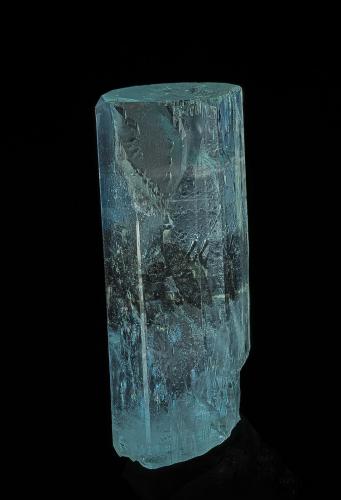 Beryl (variety aquamarine), Columbite-(Fe)<br />Valle Shigar, Distrito Shigar, Gilgit-Baltistan (Áreas del Norte), Paquistán<br />5.7 x 2.5 cm<br /> (Author: am mizunaka)