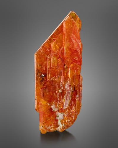 Stibiotantalita<br />Prospección Urandu, Shengus (Shingus), Distrito Roundu, Gilgit-Baltistan (Áreas del Norte), Paquistán<br />2 x 1 x 4.5 cm / cristal principal: 4.4 cm<br /> (Autor: Museo MIM)