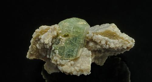 Apatite<br />Dolní Bory, Bory, ďár nad Sázavou, Región Vysočina, República Checa<br />4.2 x 2.3 cm<br /> (Author: am mizunaka)