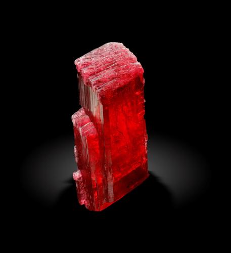 Rhodonite<br />Mina Morro da Mina, Conselheiro Lafaiete, Minas Gerais, Brasil<br />2 x 2 x 5.5 cm / main crystal: 5.4 cm.<br /> (Author: MIM Museum)