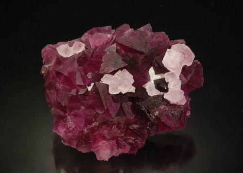 Fluorite<br />Yiwu, Prefectura Jinhua, Provincia Zhejiang, China<br />5.7 x 4.9 x 2.2 cm<br /> (Author: Michael Shaw)