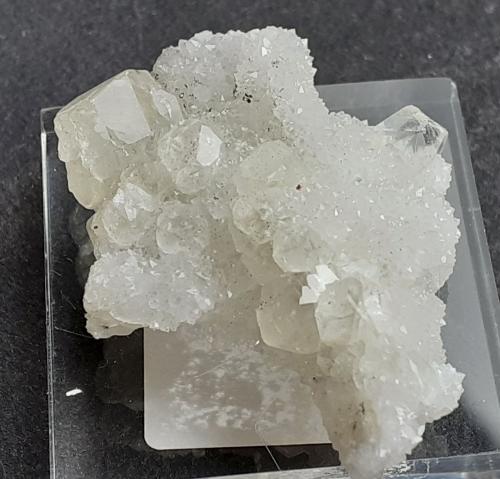 Calcite, Quartz<br />Túnel Baimashan (obras), Qianbaxia, Wuyishan, Prefectura Nanping, Provincia Fujian, China<br />3,5 x 2,5 cm<br /> (Author: Volkmar Stingl)