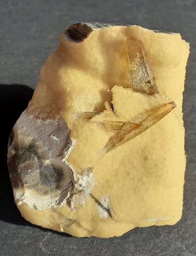 Baryte, Calcite<br />Elk Creek, Dalzell, Condado Meade, South Dakota, USA<br />5 x 5 cm<br /> (Author: Volkmar Stingl)