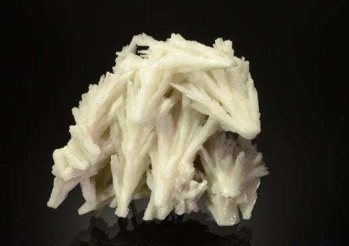 Calcite<br />Mina Himmelfahrt, Freiberg, Distrito Freiberg, Erzgebirgskreis, Sajonia/Sachsen, Alemania<br />6.9 x 6.2 x 4.0 cm<br /> (Author: Michael Shaw)