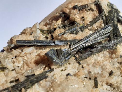 Epidote, Quartz<br />Pampa Blanca, Distrito Ticrapo, Provincia Castrovirreyna, Departamento Huancavelica, Perú<br />12 x 9 cm<br /> (Author: Volkmar Stingl)