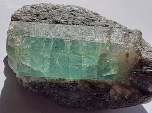 Beryl (variety emerald)<br />Depósito Tokovaja, Malyshevo, Sverdlovsk Oblast, Ural, Rusia<br />4 x 2,7 cm<br /> (Author: Volkmar Stingl)