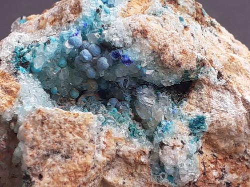 Azurite, Malachite, Chrysocolla, Calcite<br />Distrito minero Ringenwechsel, Troi, Distrito Schwaz, Valle Inn, Tirol Norte, Tirol, Austria<br />FoV 2,5 x 2 cm<br /> (Author: Volkmar Stingl)